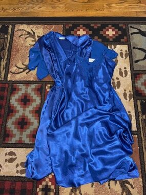 Women’s vintage 2 piece Val Mode robe and nightgown